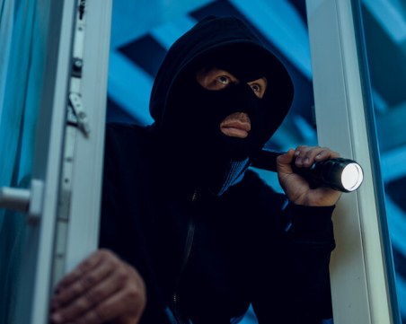 Полицаи хванаха апаш в крачка в търговски обект на Околовръстното