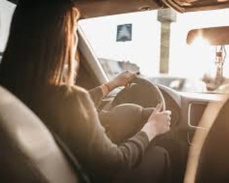 Шофьорка с дете в колата се наложи да спре на спирка. Не срещна разбиране