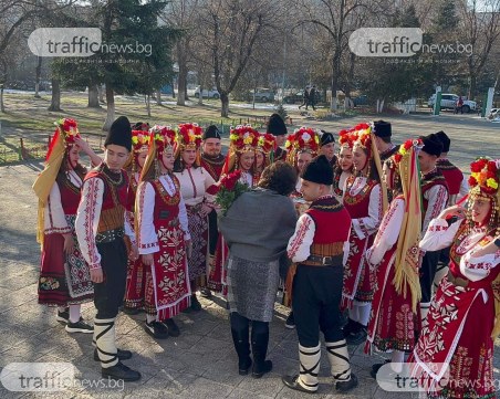 Вдъхновение от фолклора! Пловдивски ученици поканиха класната си на бала с гайда и хора