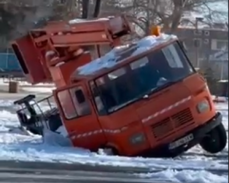Вишка пропадна в центъра на Стамболийски, изкърти новия шадраван