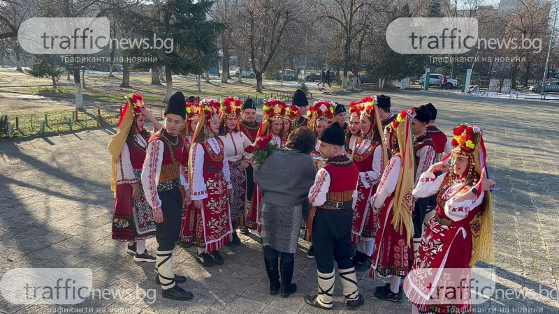 Вдъхновение от фолклора! Пловдивски ученици поканиха класната си на бала с гайда и хора