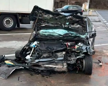 Българин се вряза умишлено в бензиностанция в Словакия, в полицията викал 