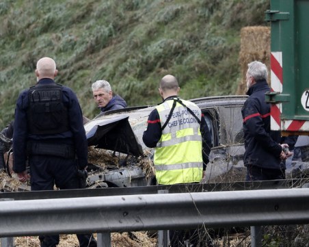 Кола се вряза във фермерската барикада във Франция! Жена загина, а двама са ранени