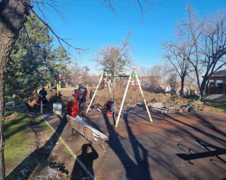 Община Куклен започна изграждането на детска площадка и игрище за футбол