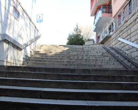 Недостъпни подлези разсичат центъра на Пловдив – майки с колички се лутат, за да пресекат два булеварада