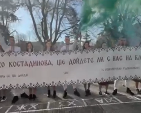 С гайди, народни носии и много дим абитуриенти от Строителния техникум поканиха класната си на бала