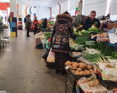 Тийнейджъри задигнаха оборот от сергия на Четвъртък пазар, арестуваха ги