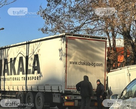 Тир се заклещи в бус на пловдивска улица, блокира движението