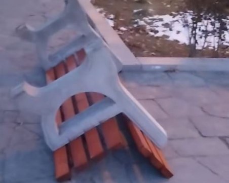 Вандали потрошиха пейките в парк в Асеновград