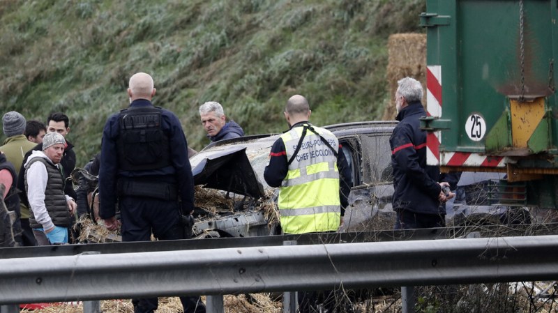 Кола се вряза във фермерската барикада във Франция! Жена загина, а двама са ранени