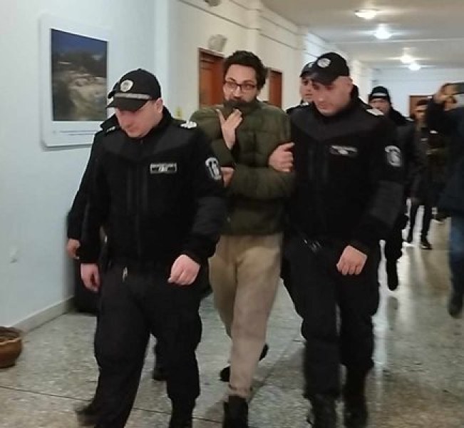 Съдът остави в ареста Георги, наръгал 45 пъти майка си в Бургас