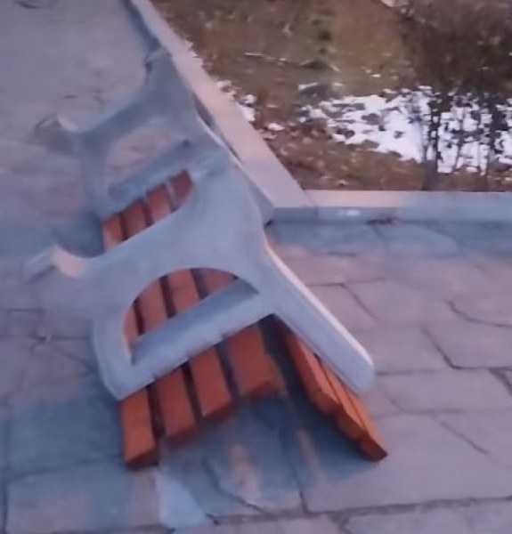 Вандали потрошиха пейките в парк в Асеновград