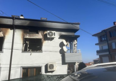 Четири екипа огнеборци гасиха пожар в жилищна сграда в асеновградския