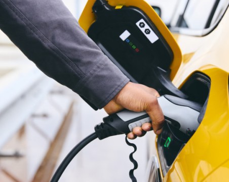 Близo 6 300 eлeĸтpoмoбила в България, пpи oбщo 3 милиoнa в EC