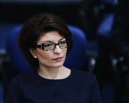 Десислава Атанасова подава оставка като депутат