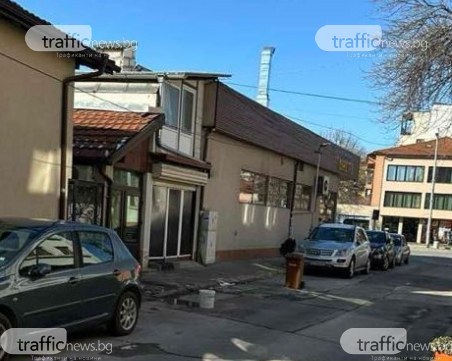 На вниманието на полицията: Пловдивчани превърнаха улица в своя собственост, пазят паркоместа с туби