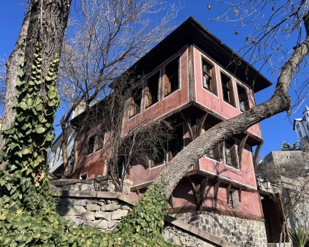 Прогноза: 80 000 лв. за възстановяването на Пампоровата къща след пожара