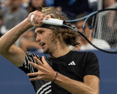 Зверев изхвърли Алакарас от Australian Open, Медведев мина през петсетова драма