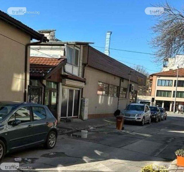 На вниманието на полицията: Пловдивчани превърнаха улица в своя собственост, пазят паркоместа с туби