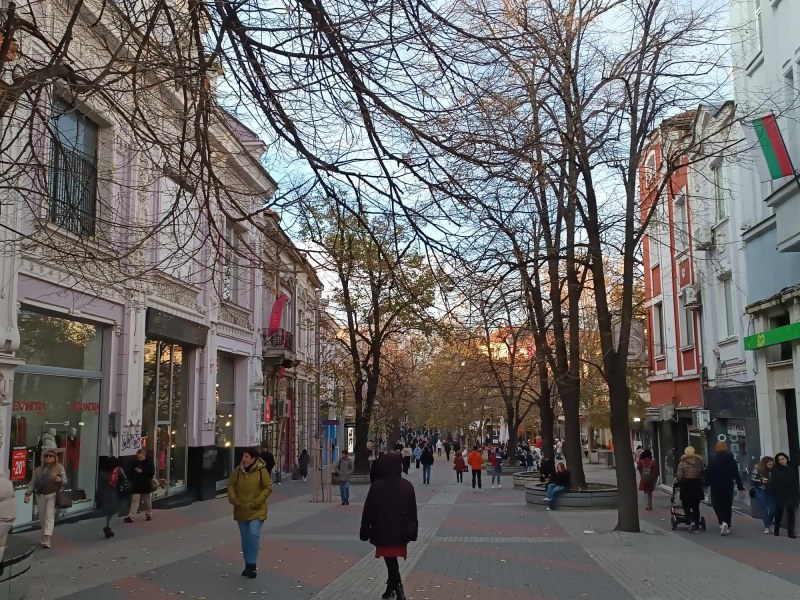 Топло за сезона, ветровито ще бъде времето в Пловдив днес.