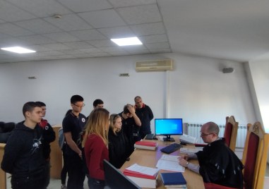 Ученици от Частна езикова гимназия Стоян Сариев посетиха Районен съд