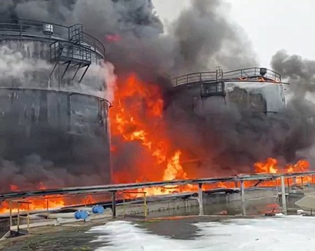 Пожар горя в петролна рафинерия на руското Черноморие