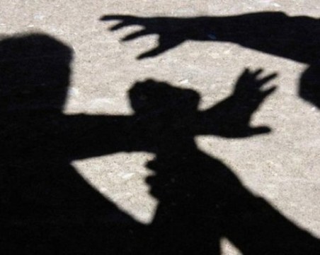 Разследват побой и тормоз над ученичка от младежи във Варна