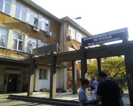 Събарят две постройки към гимназията по туризъм в Пловдив