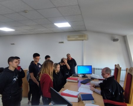 Пловдивски ученици посетиха Районния съд и се запознаха от близо със съдебния процес