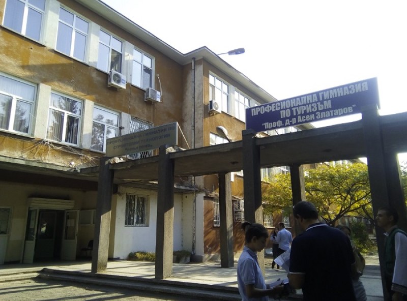 Събарят две постройки към гимназията по туризъм в Пловдив
