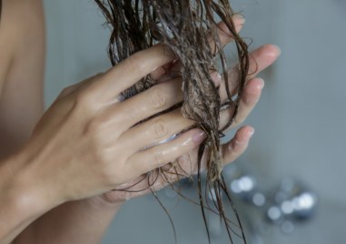 Измиването на косата може и да ни се струва като