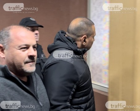 Докараха с белезници в съда бригадата на Въльо,  полицаите крият лицата си