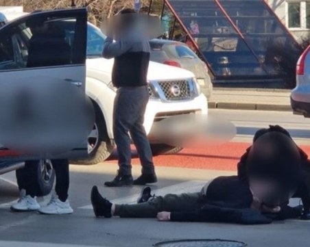 Побой в София! Двама се биха, единият лежи на земята