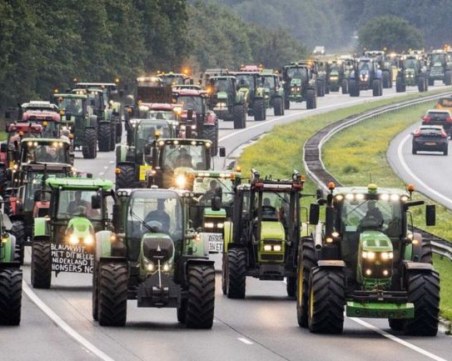 Протестиращите фермери блокират ключови магистрали във Франция, заплашват да окупират Париж