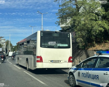 Шофьор на градския транспорт в Пловдив се хили на ученици, докато подминава спирката им