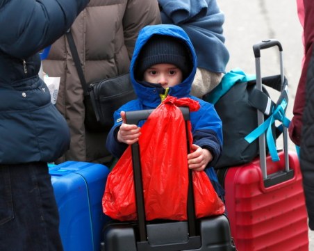 Василев се отчете колко са разходите за хотели за украински бежанци у нас