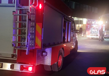 Голям пожар е лумнал в жилищен блок в Сопот информира