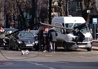 Инцидент стана днес в Пазарджик съобщава Светофар е паднал