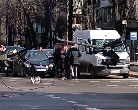 Светофар се стовари върху бус на кръстовище в Пазарджик