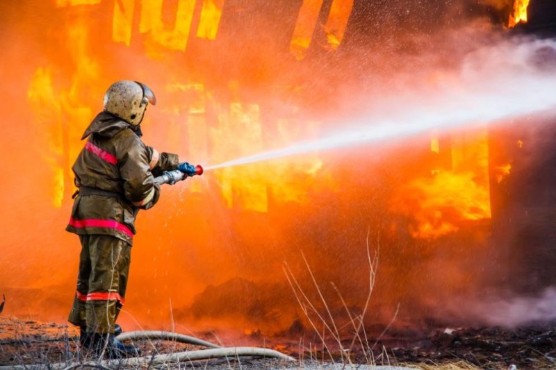 Болница в Сърбия избухна в пламъци, евакуирани са над 100 пациенти