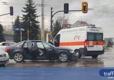 Кола и линейка която в този момент е превозвала пациент