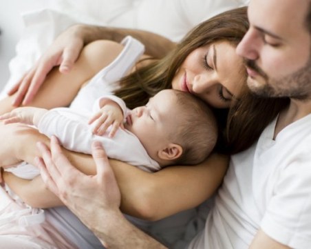 Франция увеличава майчинството с цел насърчаване на раждаемостта