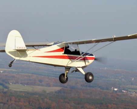 Лек самолет се блъсна в кола в Белгия, двама загинаха