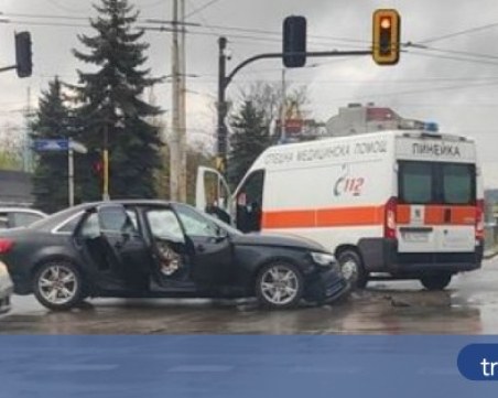Линейка с пациент и кола катастрофираха в Шумен