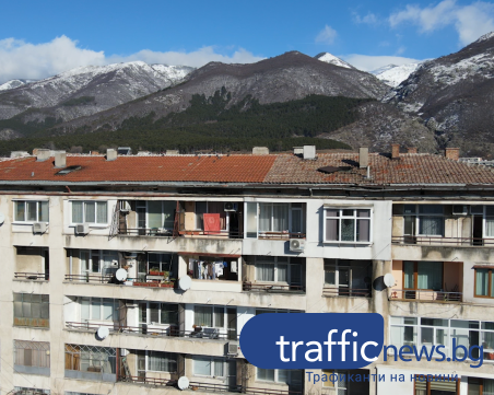 След пожара в Сопот: Обитателите на сградата останаха без ток, почти навсякъде в нея има течове