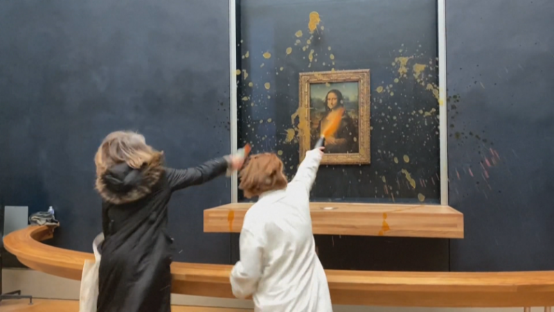 Екоактивисти хвърлиха супа по Мона Лиза в Лувъра.Прочетете ощеВидеа в