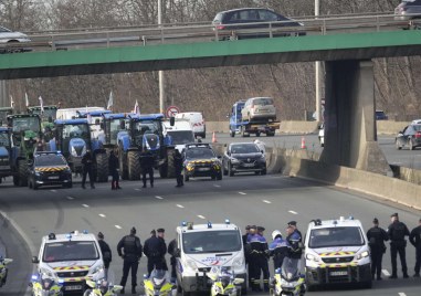 Трактори блокираха главните пътища към Париж и протестите на фермерите в