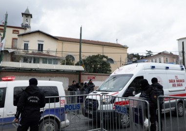 Задържани са двама заподозрени за стрелбата в католическа църква в Истанбул съобщи