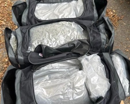 Акция на ГДБОП: Задържаха трима мъже със сакове наркотици  в Пловдив