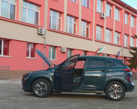 Гимназия в Пловдив със собствен сервиз за електромобили